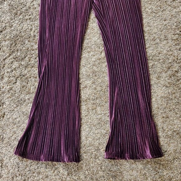 These Women's Wild Fable Purple Flared Pants in size M feature an elastic waist - Picture 2 of 7
